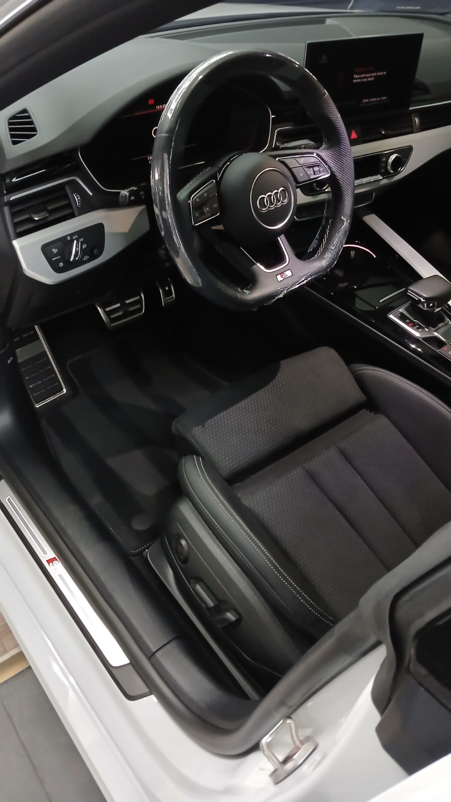 Hilux e BMW no estúdio premium da GM Car Studio em Itajaí